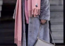 粉色大衣搭配围巾照片,粉色大衣与围巾的时尚搭配指南